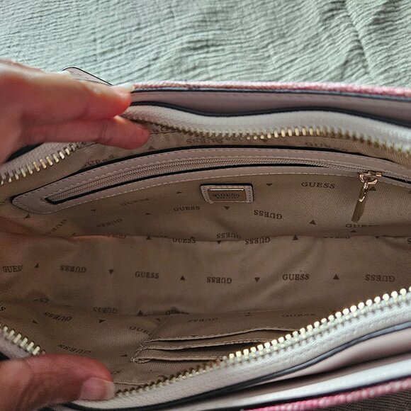 GUESS X BANKSY BRANDALISED TOP ZIP SHOULDER - Handbag - Picture 5 of 11